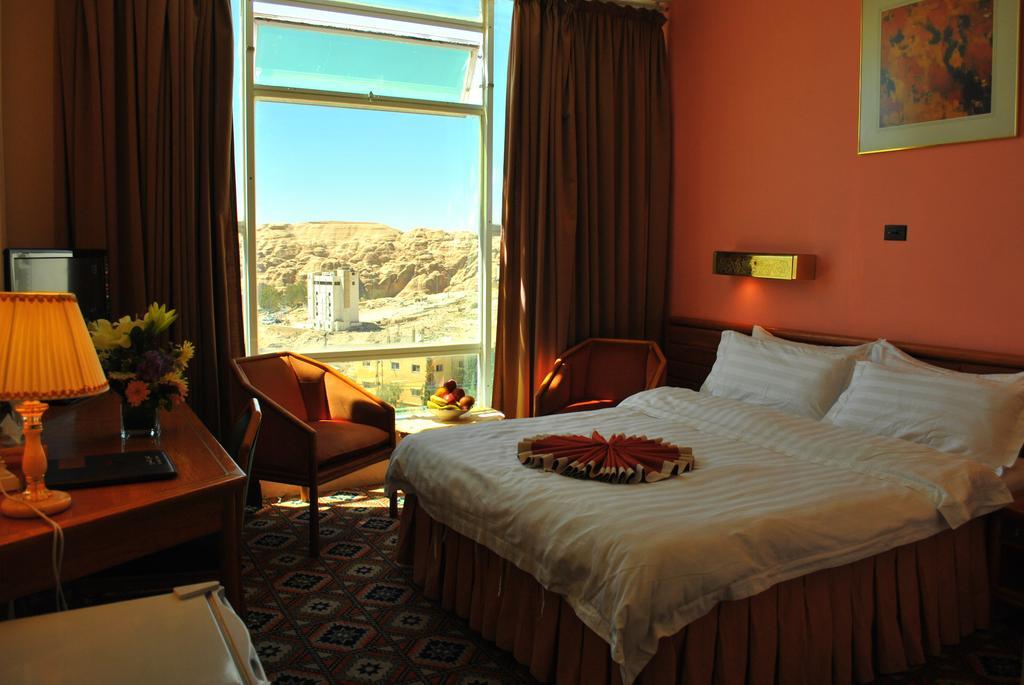Candles Hotel Wadi Musa Exterior photo